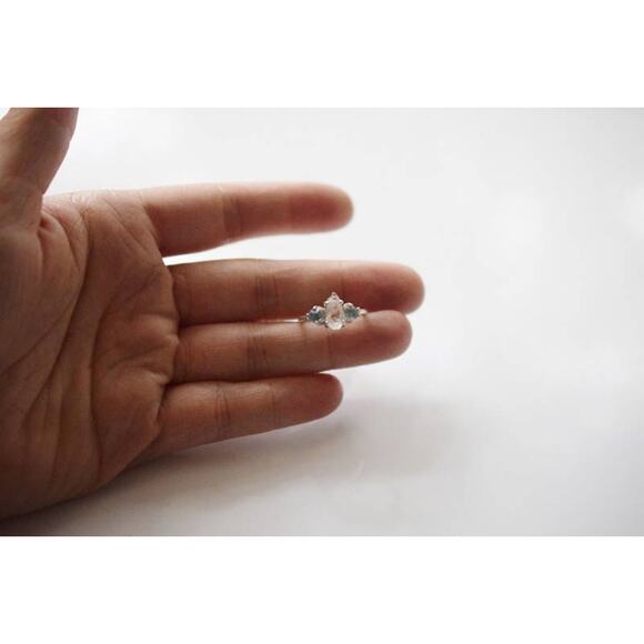 Montana Sapphire and Lake county diamond ring - Picture 4 of 5